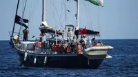 Para aktivis Freedom Flotilla Coalition (FFC)&nbsp;berlayar dengan kapal&nbsp;Madleen menuju Gaza dari pelabuhan Catania, Italia, di Sisilia, Minggu (1/6/2025). (Dok. AP/Salvatore Cavalli)