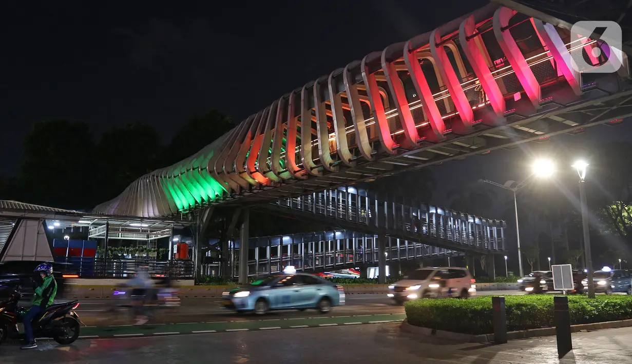 Suasana jembatan penyebrangan orang (JPO) Gelora Bung Karno yang berhias lampu berwarna bendera Palestina, Jakarta, Rabu (19/5/2021). Pemprov DKI Jakarta melakukan aksi solidaritas untuk Palestina dengan menampilkan warna-warna khas bendera Palestina di 10 JPO. (Liputan6.com/Herman Zakharia)