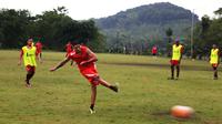 Pemain seleksi Persija asal Cile, Christopher Veas Arriagada, saat berlatih di Lapangan Sumber Waras, Kalirejo, Kabupaten Malang, Senin (13/2/2017). (Bola.com/Benediktus Gerendo Pradigdo)