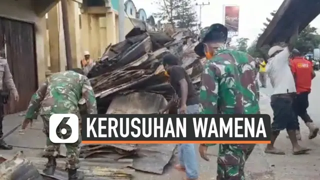 Warga dibantu anggota TNI dan Polri mulai membersihkan Kota Wamena pascakerusuhan yang melanda wilayah tersebut. Dinas PUPR mulai medata rumah-rumah yang rusak dan berencana memperbaikinya.