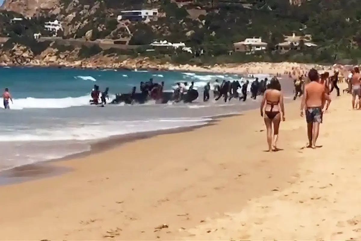 Detik-Detik Turis di Pantai Dikagetkan Rombongan Pencari Suaka