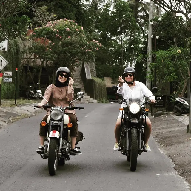 6 Potret Mesra Ananda Omesh dan Dian Ayu saat Riding Bareng