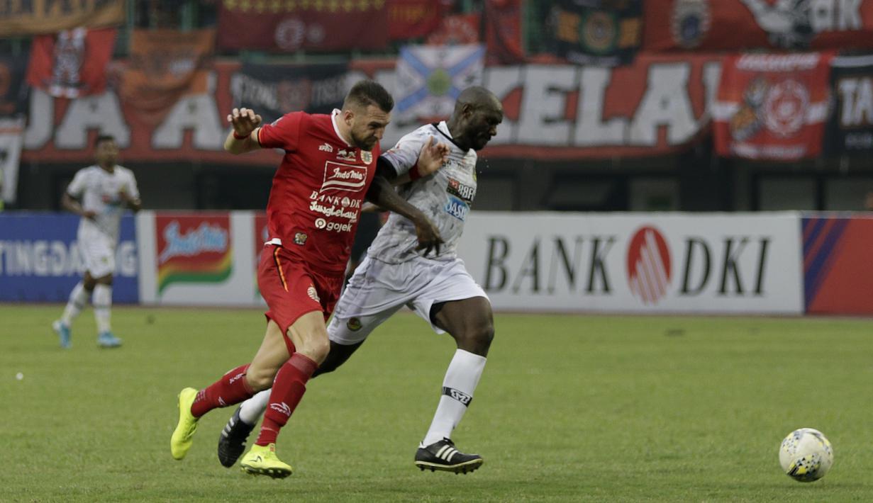 Striker Persija Jakarta, Marko Simic, berebut bola dengan pemain Tira Persikabo pada laga Shopee Liga 1 di Stadion Patriot Chandrabhaga, Bekasi, Minggu (3/11). Persija menang 2-0 atas Tira Persikabo. (Bola.com/Yoppy Renato)