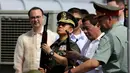 Presiden Filipina Rodrigo Duterte (kedua kanan) memeriksa senapan serbu AK-47 Kalashnikov sumbangan dari Rusia di atas kapal perusak Rusia Admiral Panteleyev di pelabuhan Metro Manila, Filipina (25/10). (AFP Photo/Robinson Ninal)