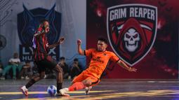 Pemain Nova Titans, Fadillah (kanan) berebut bola dengan pemain Grim Reaper, Samuel Amos pada laga final Futsal X Series 2 di GOR UNJ, Rawamangun, Jakarta, Minggu (18/01/2026). (Bola.com/Bagaskara Lazuardi)