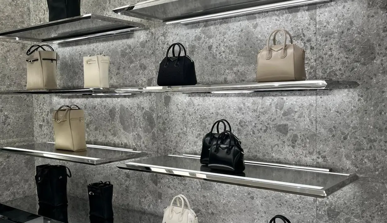 <p>Koleksi Givenchy Fall Winter 2024 berfokus pada setelan elegan, dan pakaian malam modern. Pilihan jahitan tajam khas Rumah Mode yang satu ini juga mencuri perhatian. Jajaran tas tangan dan aneka aksesori yang mejadi pernyataan gaya seperti Voyou, hobo bag yang dipakai untuk sehari-hari dari Givenchy yang memadukan gaya khas ala fashionista Prancis dengan estetika biker jalanan. [ Foto: dok Givenchy.]</p>