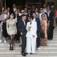 Kabar bahagia datang dari keluarga Daguise. Kakak Alyssa Daguise yang bernama Alexandra Daguise resmi menikah dengan kekasihnya, Rhony Sutriesno, pada Senin (5/5/2025) di Paris. [Foto: Instagram/ Alyssa]
