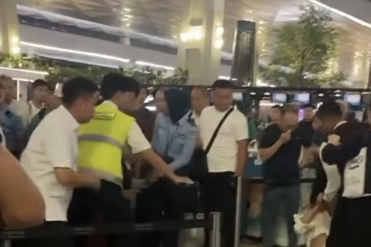 Tangkapan layar video pertengkaran calon penumpang yang dilerai petugas Bandara Soekarno Hatta