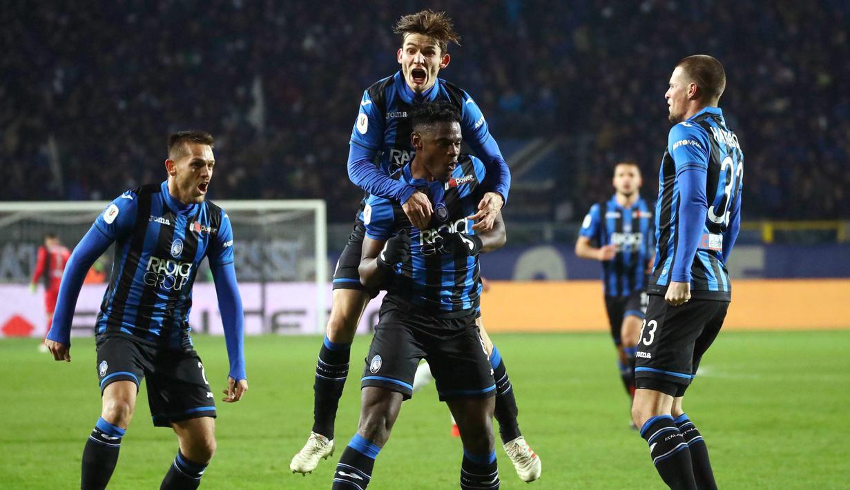 Para pemain Atalanta merayakan gol yang dicetak Duvan Zapata ke gawang Juventus pada perempat final Copa Italia di Stadion Atleti Azzurri d'Italia, Bergamo, Rabu (30/1). Atalanta menang 3-0 atas Juventus. (AP/Paolo Magni)