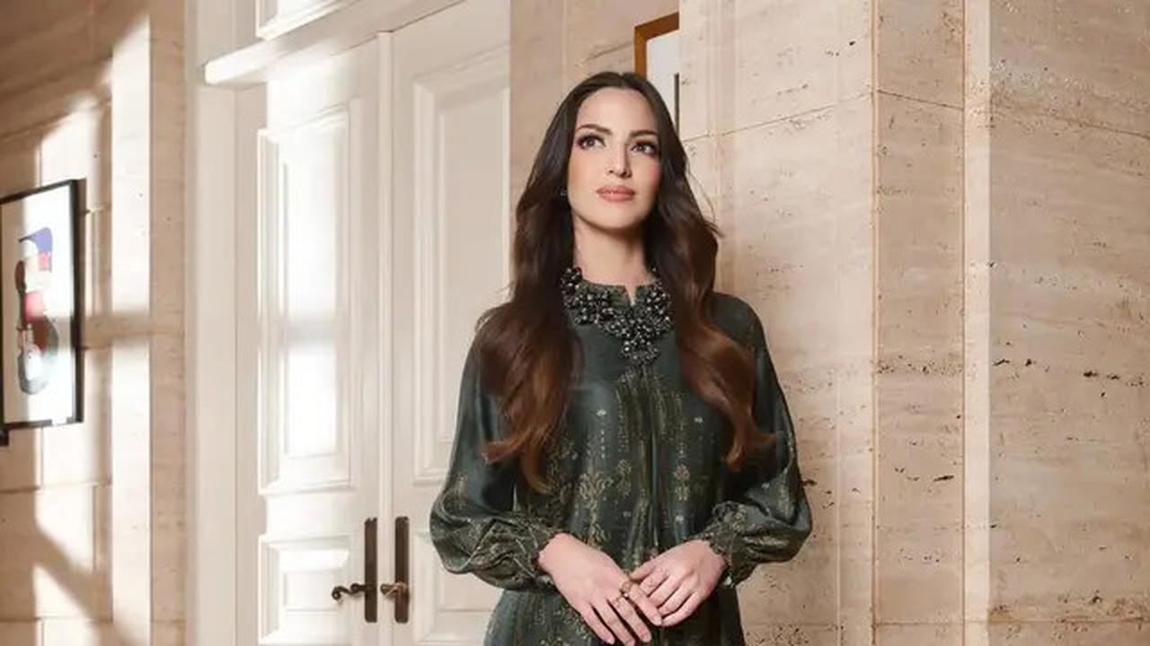 8 Model Gamis Kekinian ala Nia Ramadhani, Elegan untuk Wanita Kaki Jenjang