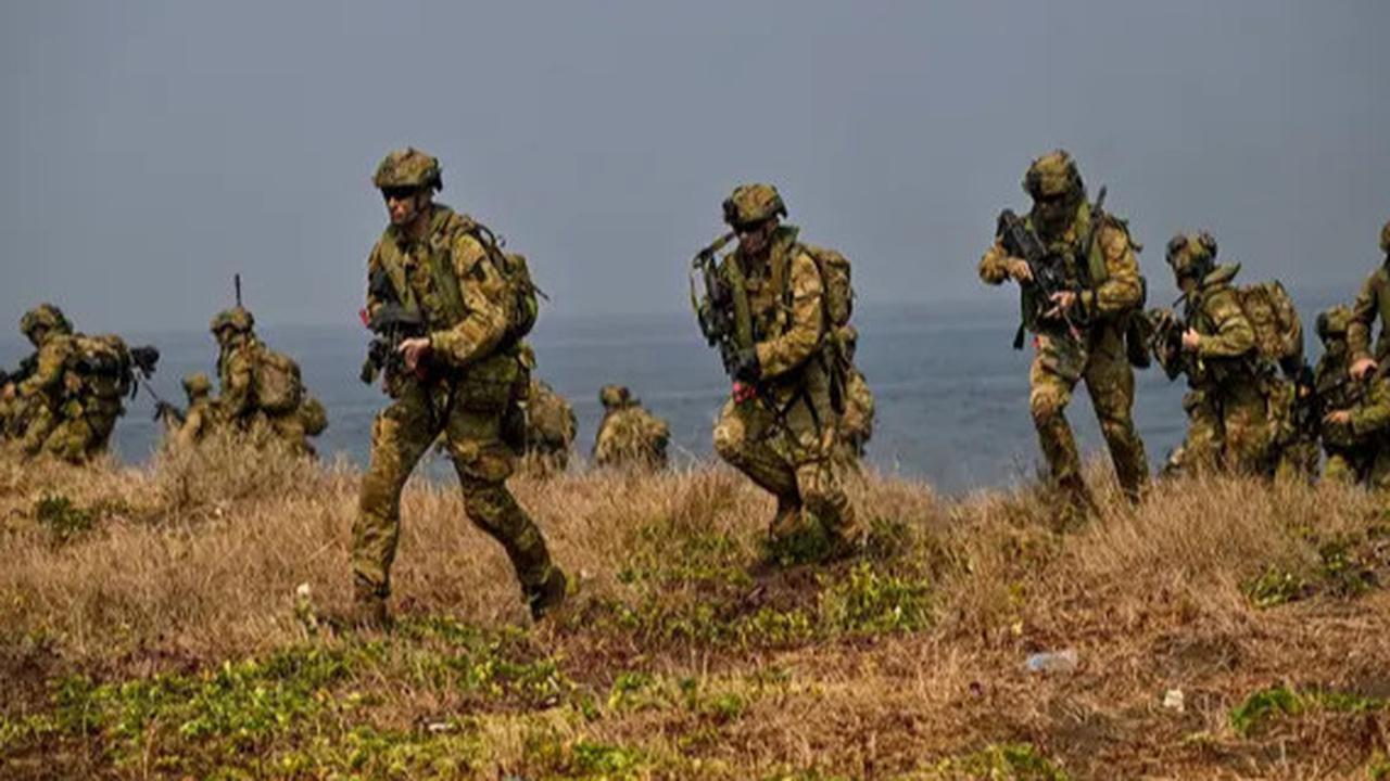 FOTO: Aksi Prajurit TNI dan Tentara Australia Lancarkan Operasi Amfibi Serbu Wilayah Musuh di Pantai Banongan