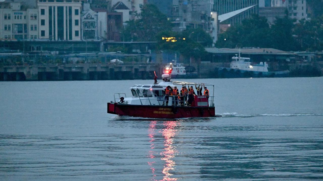 FOTO: Kapal Wisata Terbalik di Teluk Ha Long, Puluhan Wisatawan Tewas
