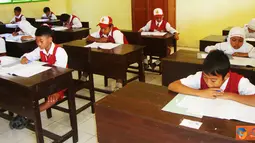 Citizen6, Malang: Masing-masing kelas berisikan 14 orang Siswa dan Siswi peserta Ujian Nasional tingkat Sekolah Dasar (SD). (Pengirim: Romaries)