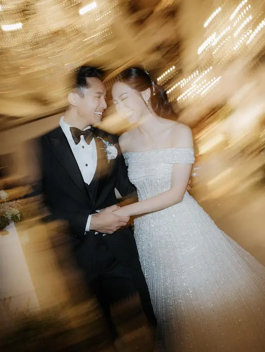 Kali ini, sang desainer membuat Shanju elegan dan  bersinar terang dengan gaun rancangannya. [Foto: IG/@bareodds]