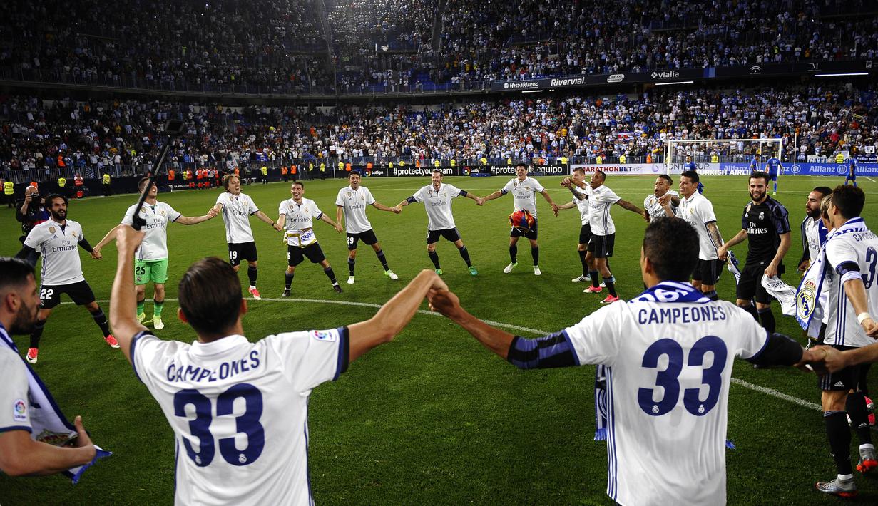 Para pemain Real Madrid larut dalam perayaan gelar juara La Liga Spanyol usai menaklukkan Malaga di Stadion La Rosaleda, Malaga, Minggu (21/5/2017). Malaga kalah 0-2 dari Madrid. (EPA/Daniel Perez)