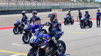 Para pembalap dari kategori&nbsp;R15 Idemitsu Junior Pro bersiap di starting grid jelang balapan pada rangkaian bLu cRU Yamaha Sunday Race Mandalika 2023 di Sirkuit Mandalika, Lombok, Nusa Tenggara Barat, Sabtu (16/12/2023). (Bola.com/Gregah Nurikhsani)
&nbsp;