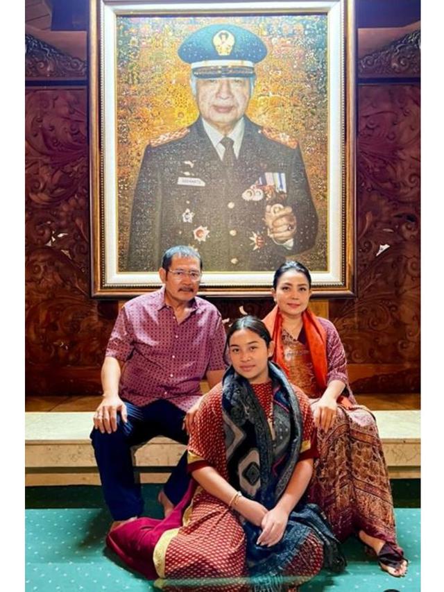 6 Potret Mayangsari dan Bambang Trihatmodjo Ziarah Makam Soeharto, Ajak Khirani