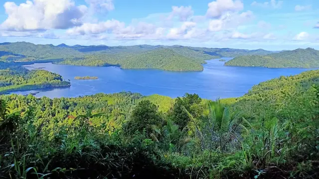 Menikmati Pagi dengan Panorama Gugusan Pulau di Puncak Bio Sangihe. (Foto:Istimewa/Arfandi Ibrahim/Liputan6.com)