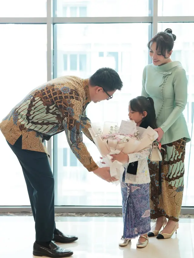 Shandy Aulia Saat Hadiri Kelulusan TK Sang Putri. [@shandyaulia]