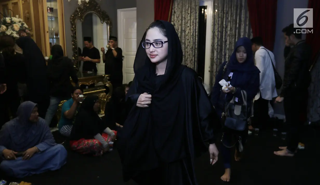 Pedangdut Dewi Persik usai mengikuti tahlilan hari pertama mendiang Julia Perez di Perumahan Rafles Hills Cibubur, Jakarta, Sabtu (10/6). Dewi yang mengenakan kerudung dan busana hitam tiba di rumah duka sekitar pukul 19.00 (Liputan6.com/Herman Zakharia)