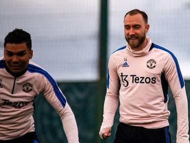 Pemain Manchester United, Christian Eriksen kembali mengikuti sesi latihan Manchester United di Carrington pada Jumat (07/04/2023) WIB. Eriksen sempat absen lama dari lini tengah MU akibat cedera pergelangan kaki saat menjamu Reading di babak keempat Piala FA di Old Trafford, Minggu (29/1/2023) WIB. (Twitter/@ManUtd)