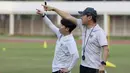 Pelatih Timnas Indonesia U-19, Shin Tae-yong, memberikan arahan kepada anak asuhnya saat latihan jelang Piala AFF U-19 2022 di Stadion Madya, Jakarta, Selasa (21/6/2022). (Bola.com/M Iqbal Ichsan)