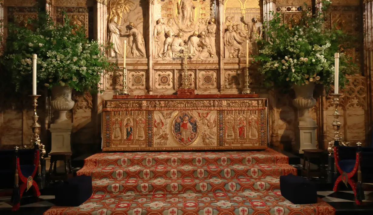 Karangan bunga ditempatkan di kedua sisi altar Kapel St George untuk upacara pernikahan Pangeran Harry dan Meghan Markle di Kastil Windsor, Inggris, Sabtu (19/5). Pangeran Harry dan Meghan Markle akan menikah di Kastil Windsor. (Danny Lawson/POOL/AFP)