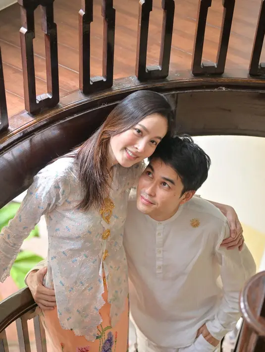 Nong Poy sendiri cukup sering terlihat memakai kebaya peranakan. Kebaya warna putih dengan kain motif bunga warna pastel jadi favoritnya. [@poydtreechada]