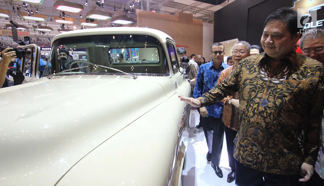 Menteri Perindustrian Airlangga Hartarto meninjau mobil yang dipamerkan dalam ajang GIIAS 2017 di ICE BSD City Tangerang, Kamis (10/8). GIIAS 2017 diramaikan 32 brand mobil dan 10 brand motor sebagai peserta pameran. (Liputan6.com/Angga Yuniar)