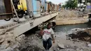 Jembatan Kali Mampang ditinggikan untuk mengantisipasi amblasnya jalan akibat saluran air yang meluap, Jakarta, Kamis (5/6/14). (Liputan6.com/Faizal Fanani)