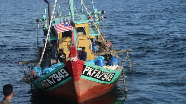 KKP menangkap satu) kapal perikanan asing (KIA) asal Malaysia di perairan laut teritorial Indonesia Selat Malaka. (Foto: KKP)