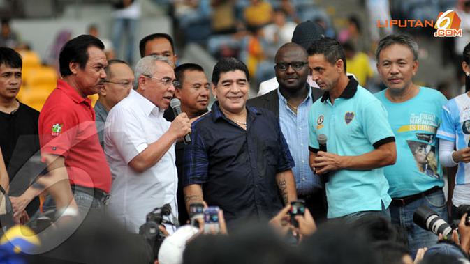 Salah satu momen saat Diego Maradona datang berkunjung ke Indonesia pada tahun 2013 lalu.