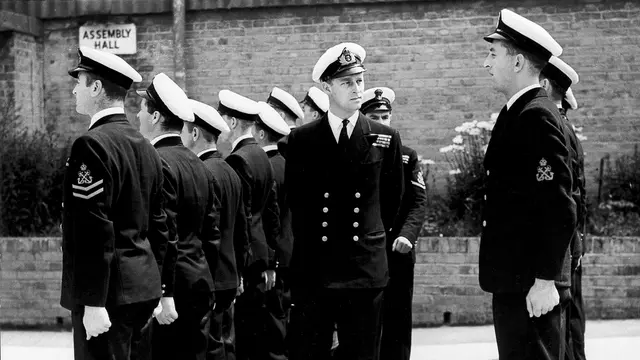 Pangeran Philip masa muda (tengah) saat menginspeksi pasukan pada 1947. Saat itu ia dikenal dengan nama Letnan Philip Mountbatten. ((AP Photo/File))