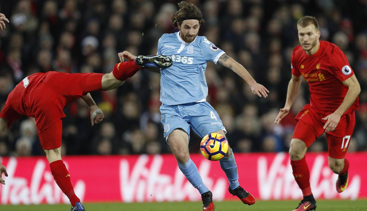 2. Gelandang Stoke, Joe Allen, berusaha melewati hadangan pemain Liverpool pada laga Premier League di Stadion Anfield, Inggris, Selasa (27/12/2016). (Reuters/Carl Recine)