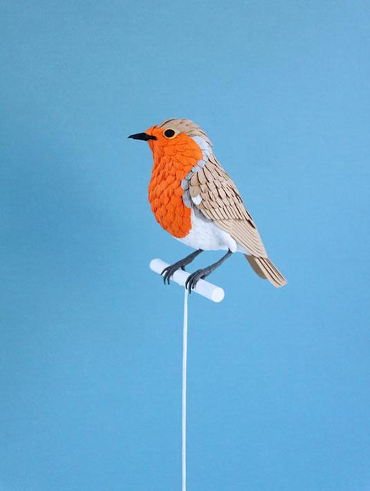 Untuk menyelesaikan satu buah burung kertas, Diana menghabiskan waktu 2-5 hari, tergantung pada tingkat kerumitan dan ukuran burung. (facebook.com/DianaBeltranHerrera)