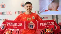 Persija Jakarta mendatangkan pemain asing kelimanya, Oliver Bias dalam skuad Macan Kemayoran di BRI Liga 1 musim 2023/2024. Bertempat di Persija Store, Kuningan, Jakarta Selatan, Kamis (27/7/2023) pemain baru asal Filipina tersebut menandatangani kontrak peminjaman selama setahun dari klub asal Republik Ceska, Pribram FC dengan opsi permanen di musim berikutnya jika tampil sesuai ekspektasi. (Bola.com/Abdul Aziz)