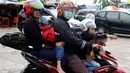 Pemudik sepeda motor dengan membawa anak bersiap melanjutkan perjalanan di kawasan Pantura wilayah Brebes, Jawa Tengah, Kamis (22/6). Para orang tua membawa anaknya menggunakan sepeda motor untuk perjalanan mudik lebaran. (Liputan6.com/Johan Tallo)