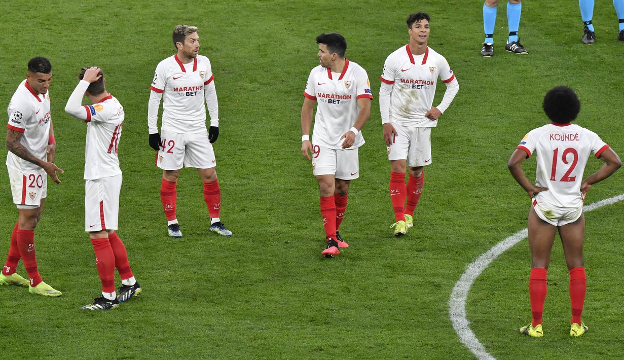 Pemain Sevilla tampak lesu usai ditaklukkan Borussia Dortmund pada laga Liga Champions di Stadion Signal Iduna Park, Rabu (10/3/2021). Kedua tim bermain imbang 2-2. (AP Photo/Martin Meissner, Pool)