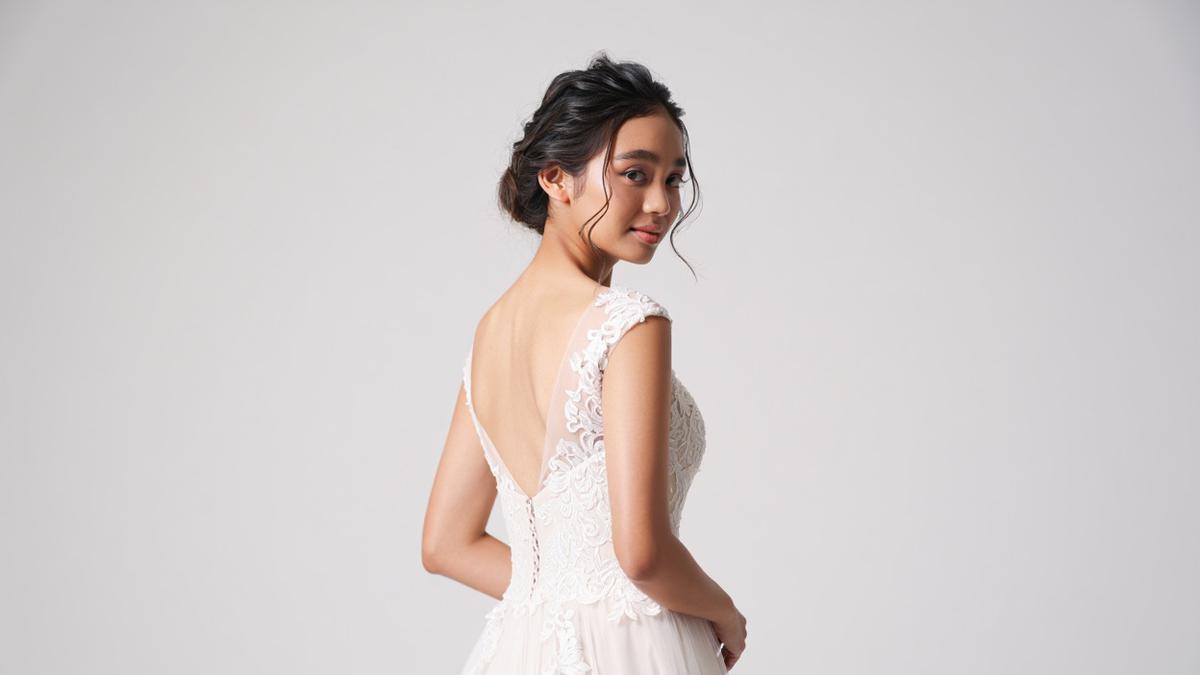 Pilih Gaya Rambut Sesuai Kerah Gaun: 10 Inspirasi Tampilan Pengantin Memukau!
