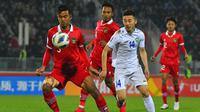 Pemain Timnas Indonesia U-20, Kakang Rudianto (kiri) mengontrol bola dibayangi pemain Uzbekistan U-20, Abbosbek Fayzullaev pada laga matchday ketiga Grup A Piala Asia U-20 2023 di Istiqlol Stadium, Fergana, Uzbekistan, Selasa (7/3/2023) malam WIB. (AFC/Tolibjon Kosimov Tokhririvich)