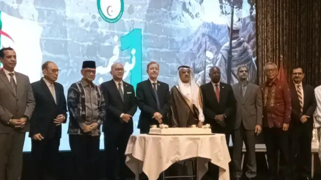 Pemotongan kue oleh Dubes Aljazair dan Menteri Investasi dan Hilirisasi Republik Indonesia