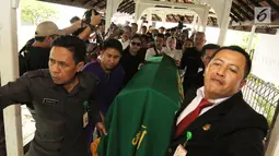 Jenazah Julia Perez saat dibawa ke mobil jenazah di RSCM, Jakarta, Sabtu (10/6). Anak sulung pasangan (alm.) Angkasa Jaya dan Sri Wulansih itu diketahui mengidap sakit kanker serviks sejak 2014 silam. (Liputan6.com/Herman Zakharia)