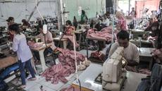 Aktivitas pekerja saat menyelesaikan proses produksi pakaian di industri garmen Raisa Jaya, Perkampungan Industri Kecil (PIK) Pulogadung, Jakarta Timur, Kamis (16/3/2023). (merdeka.com/Iqbal S Nugroho)