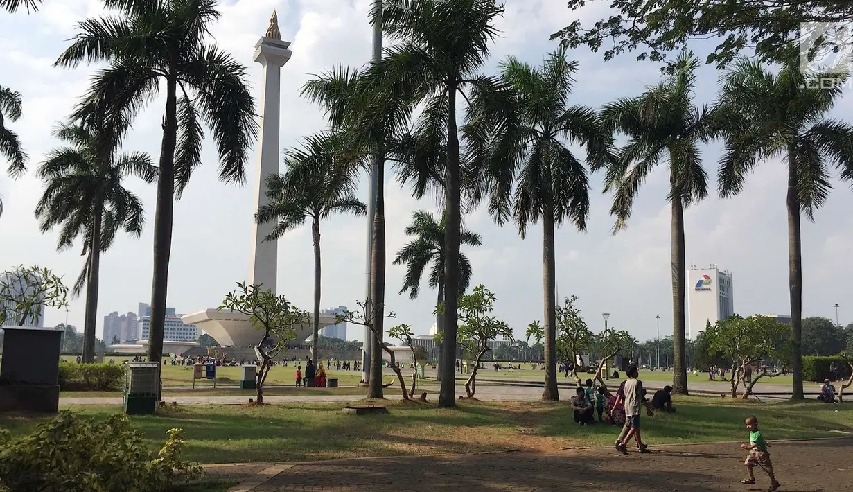 Pemandangan kawasan wisata Monumen Nasional (Monas) di Jakarta, Minggu (17/6). Di H+2 Lebaran, Monas masih menjadi salah satu destinasi wisata bagi warga Ibu Kota dan sekitarnya. (Liputan6.com/Immanuel Antonius)