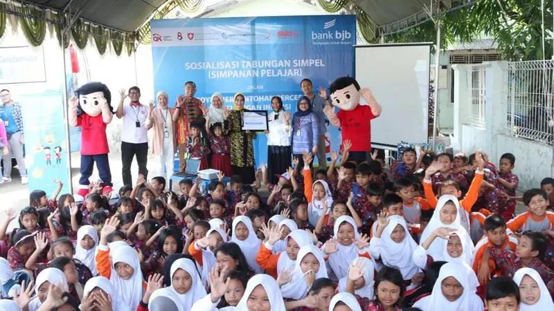 Bank bjb Kolaborasi Sosialisasikan Tabungan Simpanan Pelajar di SDN 1 Pegagan Kidul Cirebon