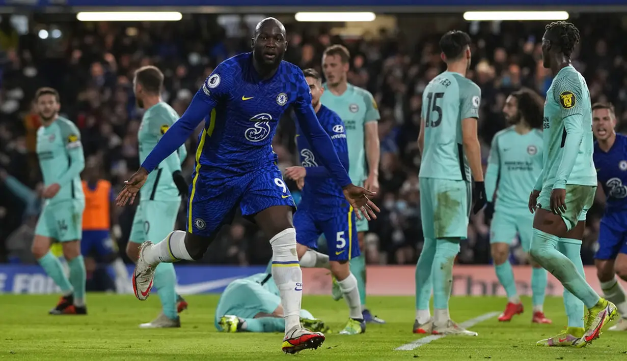 Pemain Chelsea Romelu Lukaku melakukan selebrasi usai mencetak gol ke gawang Brighton pada pertandingan sepak bola Liga Inggris di Stadion Stamford Bridge, London, Inggris, 29 Desember 2021. Pertandingan berakhir 1-1. (AP Photo/Alastair Grant)