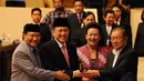 Pimpinan DPD RI 2014-2019, Farouq Muhammad, Irman Gusman, dan GKR Hemas (kiri ke kanan) menerima palu sidang dari pimpinan sidang sementara pemilihan Ketua DPD RI, Aidil Fitrisyah, Jakarta, (2/10/2014). (Liputan6.com/Helmi Fithriansyah)