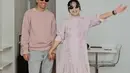 Tampil bak pasutri Korea, Hesti dan Edo pilih dresscode warna pink pastel. Hesti tampil manis dengan dress ruffle panjang dan sneakers. Sedangkan Edo padukan sweater soft pink dan celana abu-abu [@hestipurwadinata]