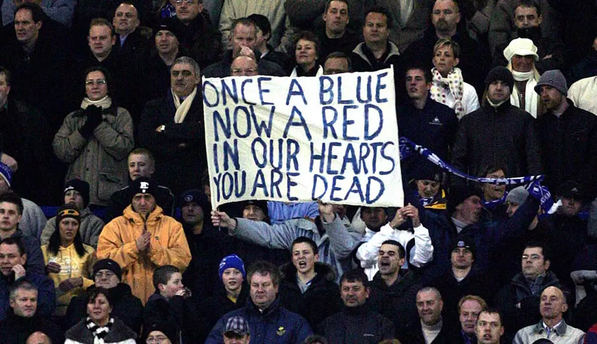 Kepindahan pemain binaan akademi Everton itu membuat para suporter mengecam dan kecewa. (AFP Photo/Paul Barker) 