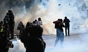 Pengunjuk rasa terlibat bentrokan dengan polisi saat menggelar aksi menentang kenaikan biaya hidup sekaligus menyuarakan aspirasi para pelajar di Paris, Prancis, Sabtu (17/10/2026). (Dok. AP Photo/Emma Da Silva)